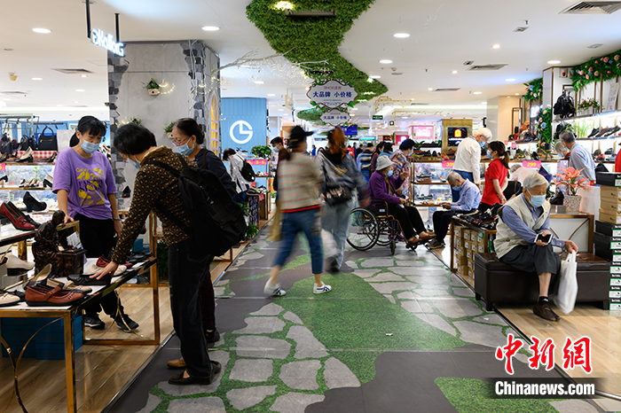 圖為10月26日，民眾在廣州王府井選購(gòu)商品。 a target='_blank' href='http://www.chinanews.com/'中新社/a記者 陳楚紅 攝