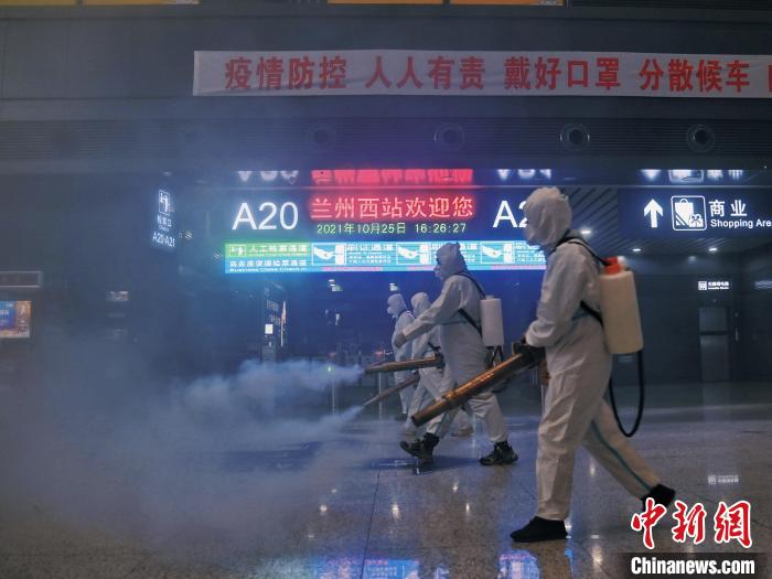 資料圖：連日來，蘭州西站進(jìn)行“地毯式”消殺，保旅客出行安全。楊艷敏 攝