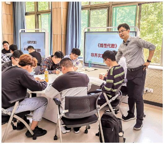 山東財(cái)經(jīng)大學(xué)數(shù)學(xué)與數(shù)量經(jīng)濟(jì)學(xué)院副教授宋浩(右一)在為學(xué)生上課，他在B站已擁有246萬(wàn)粉絲。(受訪者供圖)