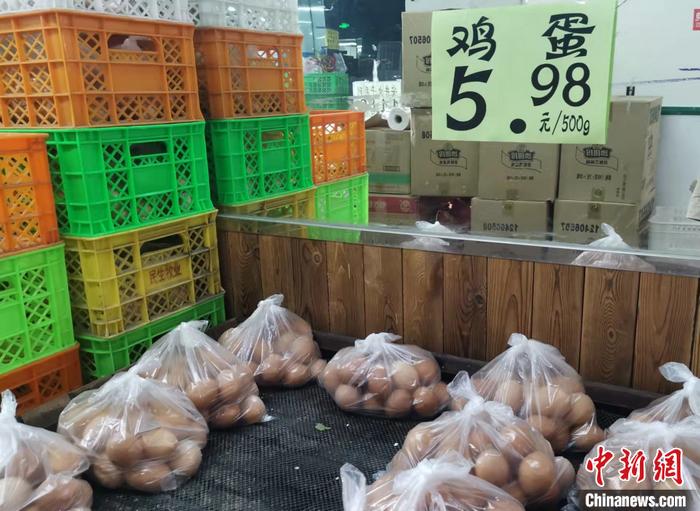 北京市西城區(qū)某超市售賣的雞蛋。 a target='_blank' href='http://www.chinanews.com/' 中新網(wǎng)/a記者 謝藝觀 攝