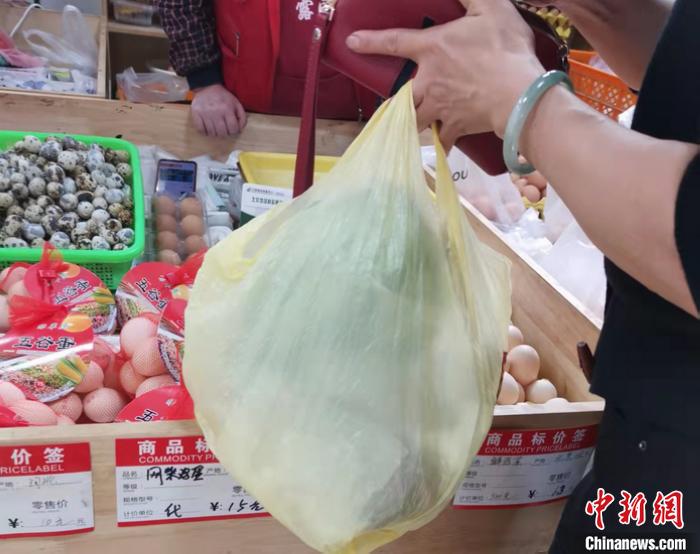 北京市西城區(qū)某菜市場售賣的雞蛋。 a target='_blank' href='http://www.chinanews.com/' 中新網(wǎng)/a記者 謝藝觀 攝