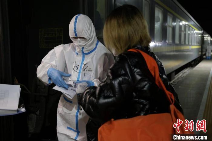 圖為鐵路工作人員正在核對額濟納返程旅客信息。夏亮 攝