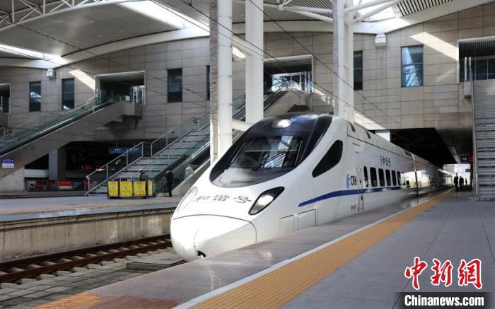  C1315/4次動車組列車從長春站始發(fā)駛向長白山站 長春站供圖