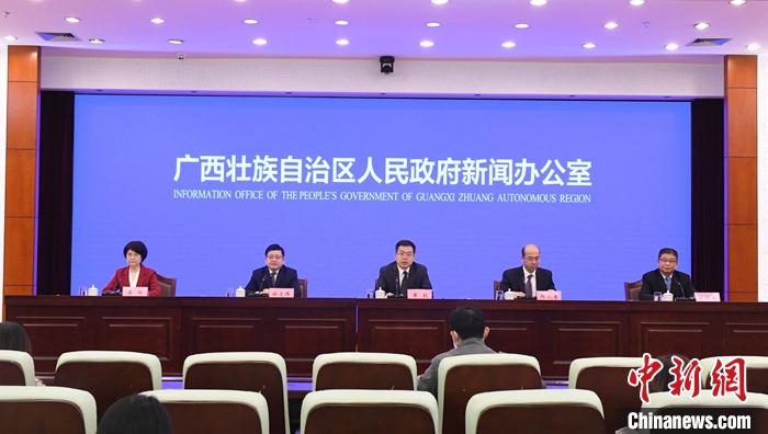 11月1日，廣西壯族自治區(qū)人民政府新聞辦公室在南寧市召開新聞發(fā)布會，廣西壯族自治區(qū)商務廳副廳長黃毅(中)在會上表示，為用足用好RCEP(區(qū)域全面經(jīng)濟伙伴關系協(xié)定)規(guī)則，廣西壯族自治區(qū)人民政府日前印發(fā)《廣西加快對接RCEP經(jīng)貿(mào)新規(guī)則若干措施》，提出將深耕東盟傳統(tǒng)市場，拓展與日本、韓國、澳大利亞、新西蘭貿(mào)易空間。 a target='_blank' href='http://www.chinanews.com/'中新社/a記者 林浩 攝