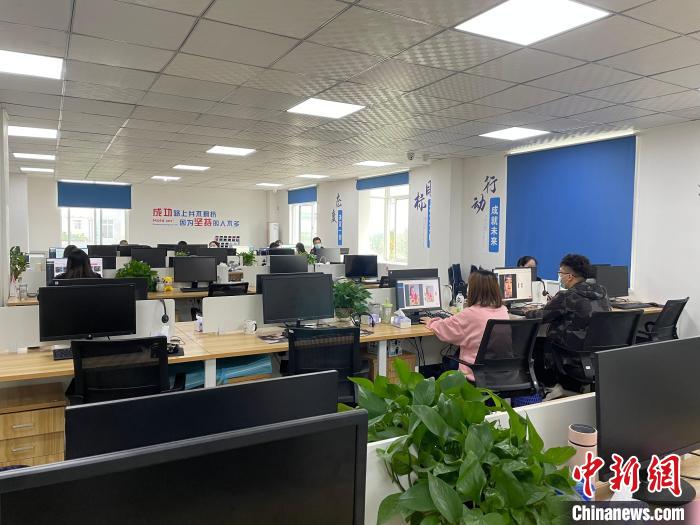 工作人員正在進(jìn)行內(nèi)容審核。祝歡 攝