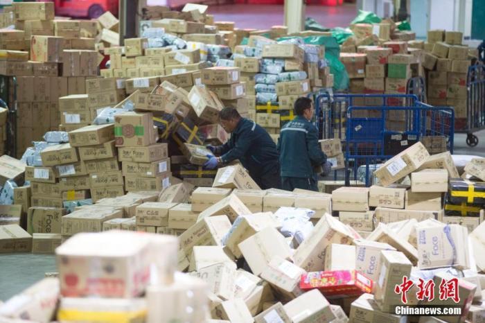 資料圖。郵政物流工作人員正在分揀快遞。張云 攝