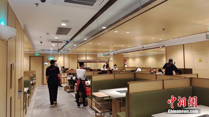 某五線城市的海底撈門店。 左雨晴 攝