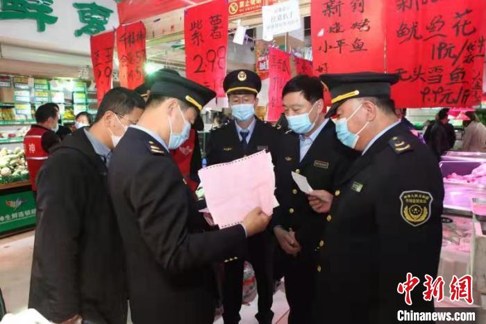 圖為檢查組對(duì)超市進(jìn)行突擊檢查。呼和浩特市市場(chǎng)監(jiān)管局供圖