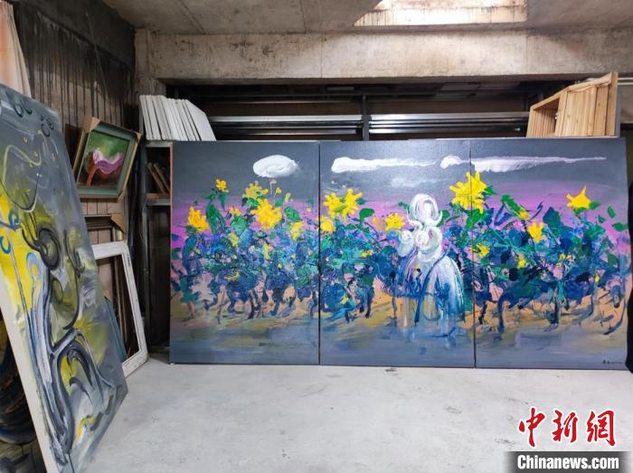 圖為畫(huà)家野山虎笑在洪江村的工作室。劉美伶 攝