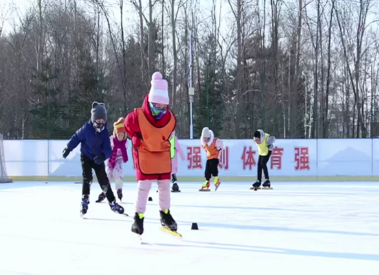 穆棱市奧林匹克體育公園冰場(chǎng)上的滑冰愛(ài)好者.png