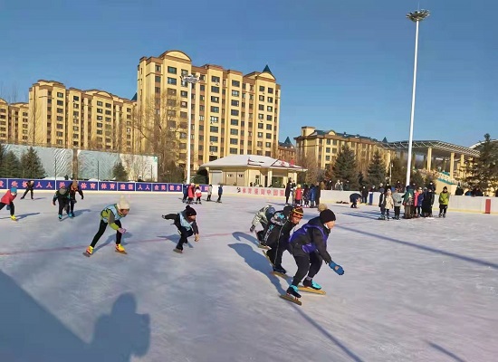 穆棱市奧林匹克體育公園冰場(chǎng)上的滑冰愛(ài)好者1.jpg