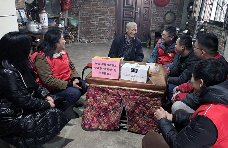 柳州市總工會志愿者為困難群眾送溫暖 (2).jpg