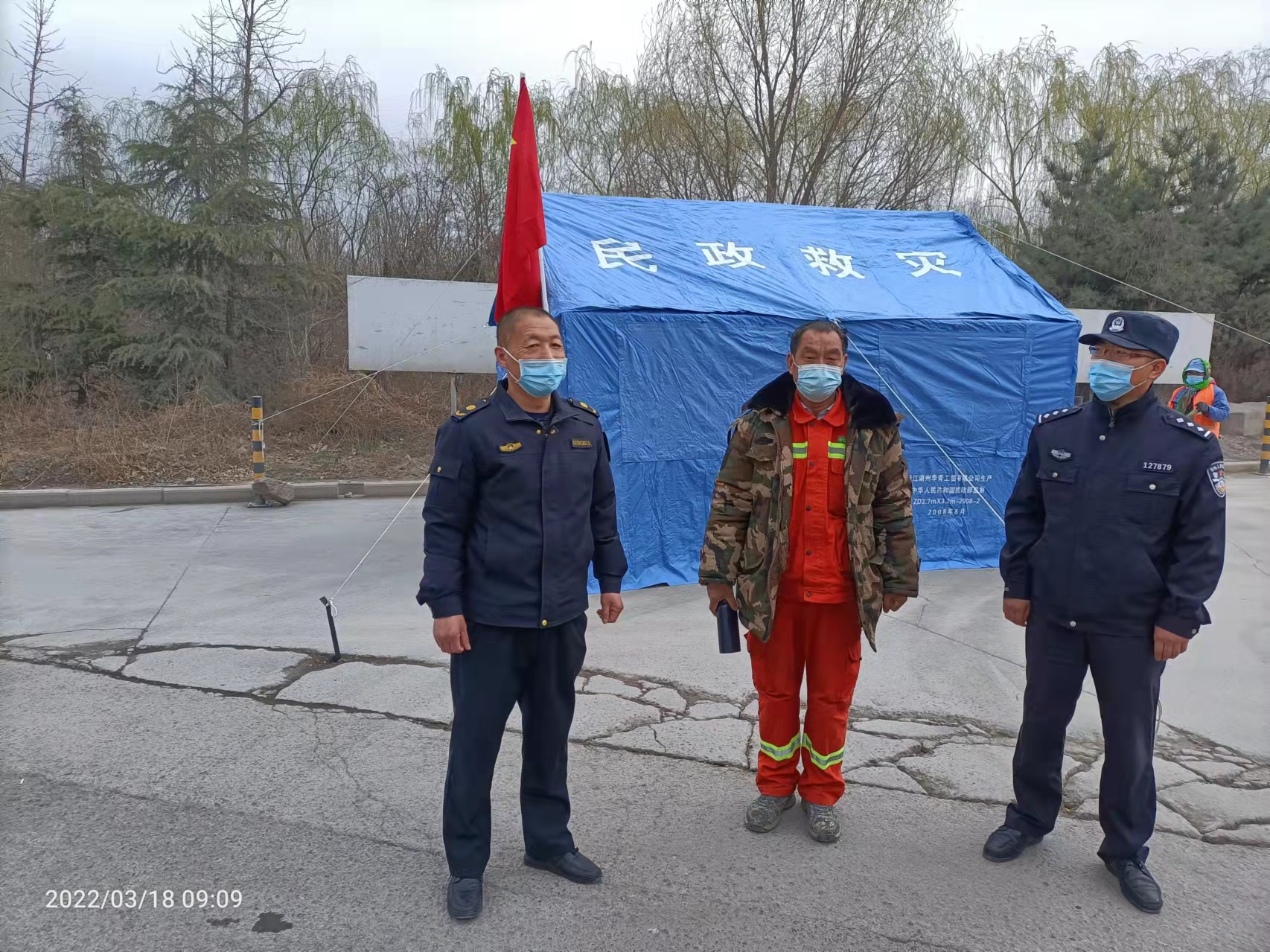 照片8  派出所與鎮(zhèn)工作人員卡口值班.jpg