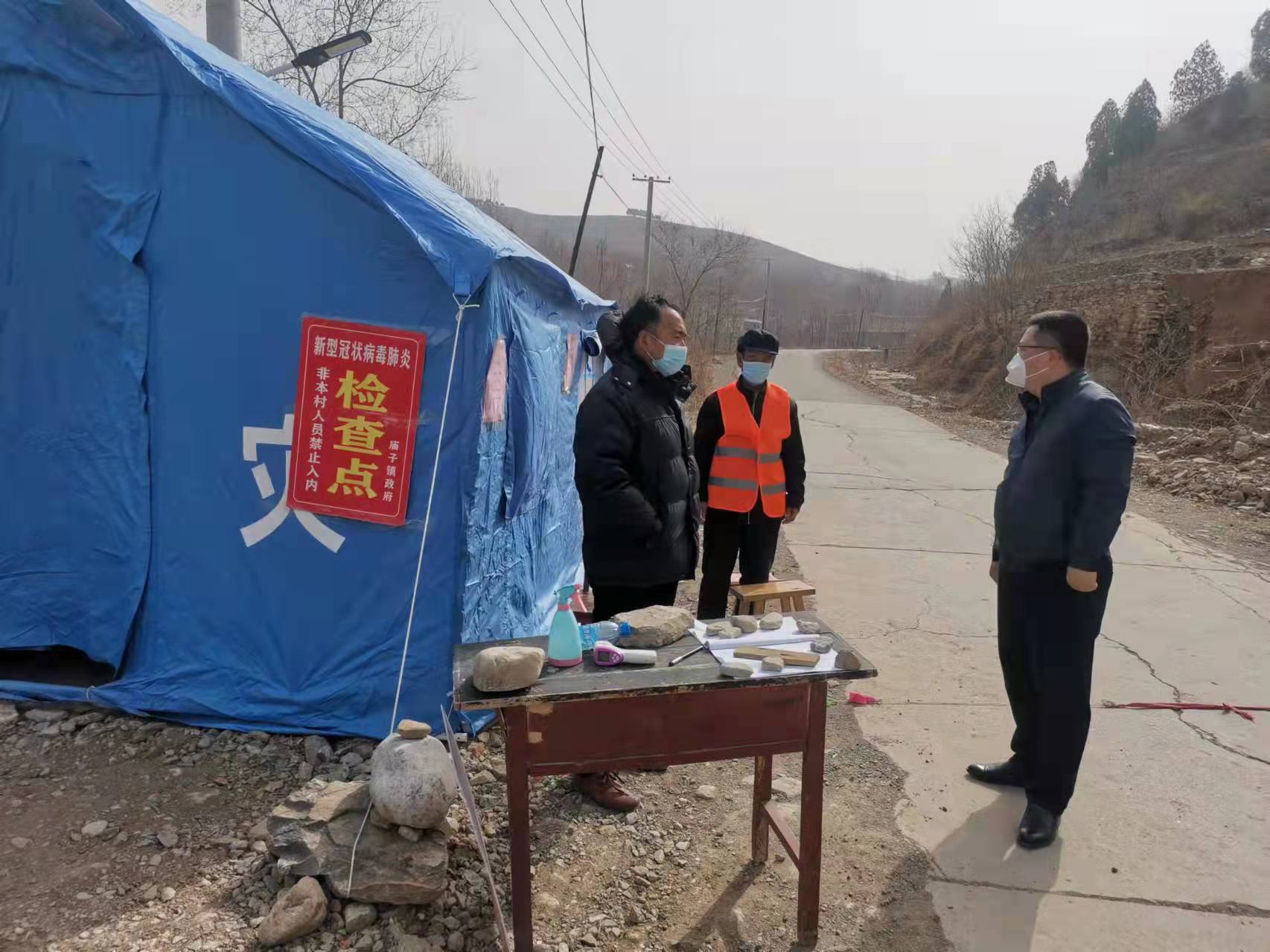 照片11  個(gè)村路口黨員執(zhí)勤先鋒崗.jpg