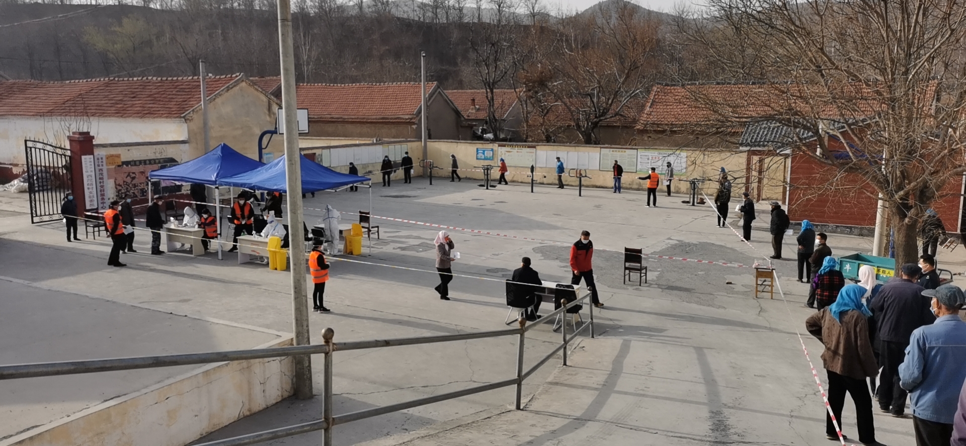 照片12   機(jī)關(guān)干部下沉配合醫(yī)護(hù)人員完成核算檢測.jpg