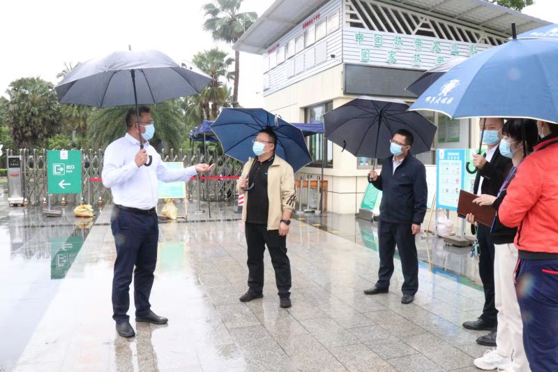 檢查辦公樓疫情防控情況.jpg