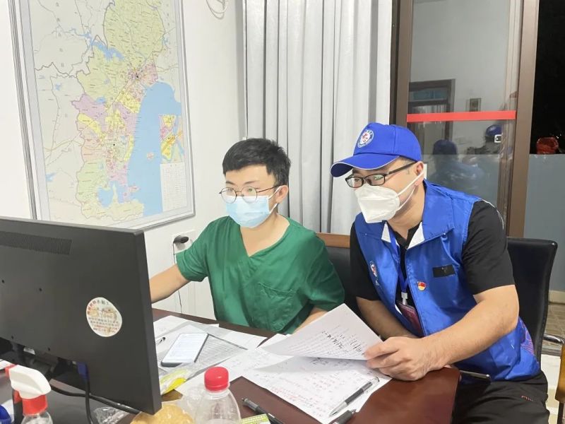 志愿者孫世杰，王建光完成流調(diào)數(shù)據(jù)核實(shí)工作.jpg