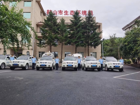 執(zhí)法車輛蓄勢待發(fā)。攝影 董楠楠(1).jpg