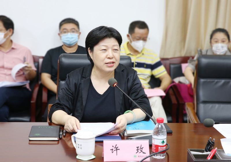 海南師范大學(xué)黨委副書記（主持黨委工作）許玫主持會議并發(fā)表講話.jpg