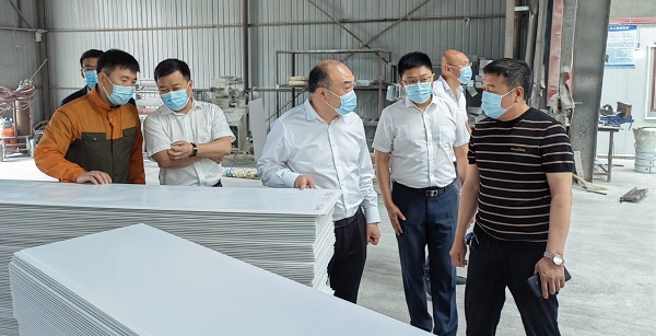 馬天書記在欣程建材走訪調(diào)研企業(yè)生產(chǎn)情況.jpg