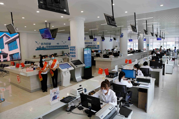 公共行政服務(wù)大廳   孟曉軍.jpg