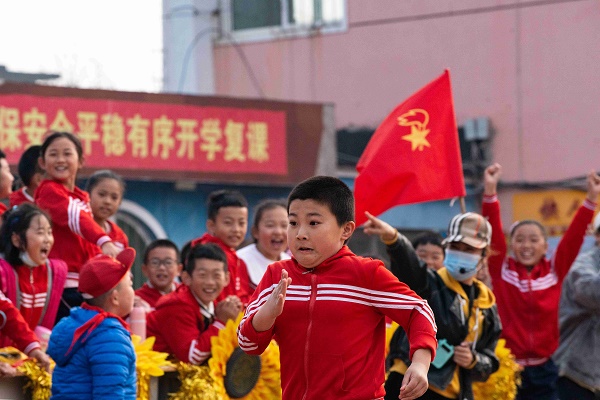 校園里處處灑滿黨的陽(yáng)光   黃艷杰.jpg