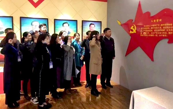 黨員干部參觀警示教育基地重溫入黨誓詞  佚名.jpg