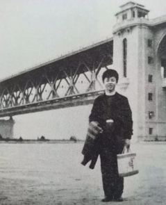 雷鋒在武昌換車留影于長(zhǎng)江大橋(1).jpg