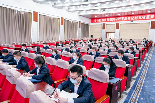 全體年輕干部認(rèn)真聽講.JPG