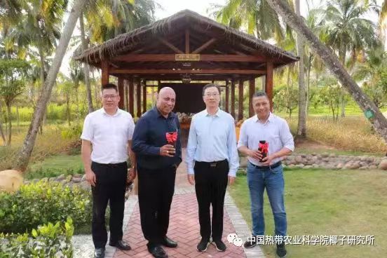 崔鵬偉書記代表熱科院向Bootii Nauan部長(zhǎng)和David Ateti Teaabo大使贈(zèng)送椰雕花瓶。.jpg