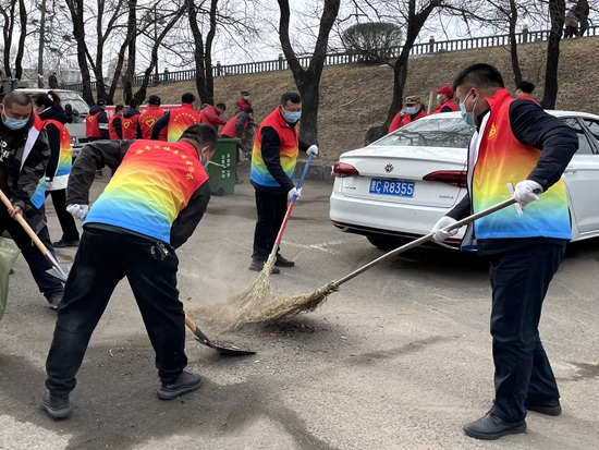 “清理環(huán)境衛(wèi)生 共創(chuàng)美好家園”志愿服務(wù)活動(dòng).jpg