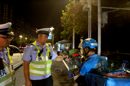 福安市公安局開展第五次夏夜治安巡查宣防集中統(tǒng)一行動3.png