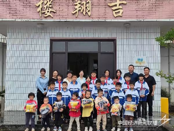 20231031  華安愛心企業(yè)捐贈助學2.jpg?v=1698737644