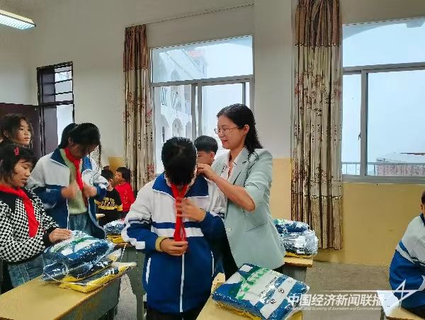 20231031  華安愛心企業(yè)捐贈助學1.jpg?v=1698737644