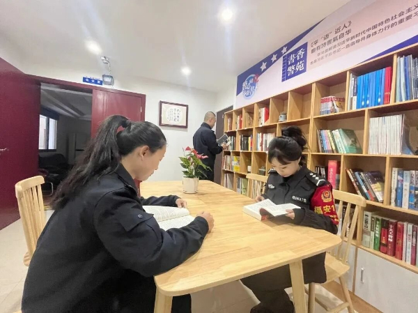 20231130  福安巡特警反恐大隊(duì)與市圖書館共建警民圖書流動(dòng)站3.jpeg