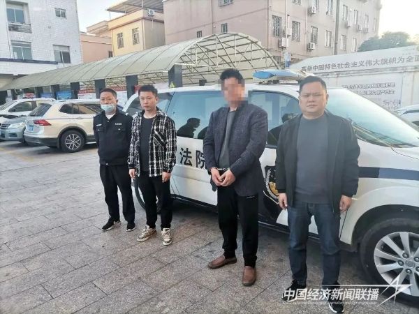 20231211  法院交警執(zhí)行聯(lián)動(dòng) 逃竄“老賴”1.jpeg