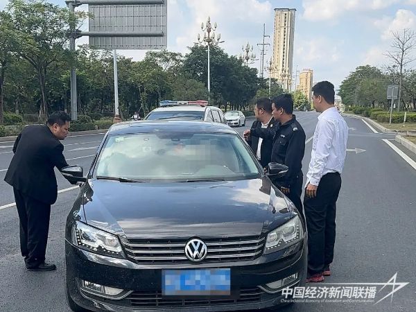 20231211  法院交警執(zhí)行聯(lián)動(dòng) 逃竄“老賴”2.jpeg