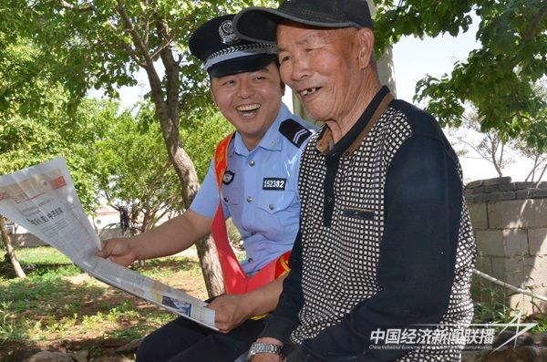 阿拉善左旗烏力吉邊境派出所黨員民警深入轄區(qū)，與老黨員共同學(xué)習(xí)貫徹黨的先進(jìn)理論。.jpg?v=1703828328
