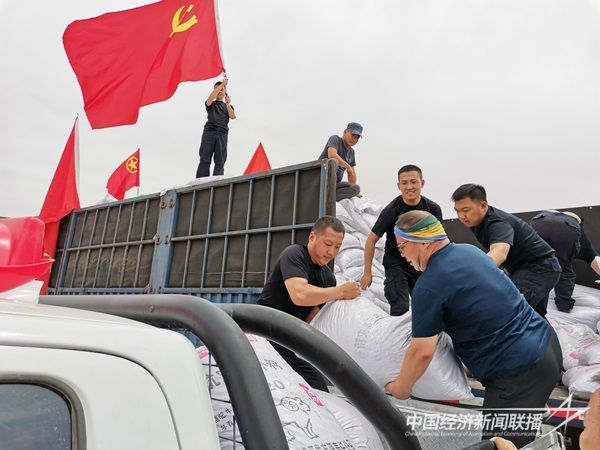 阿拉善左旗烏力吉邊境派出所全體民警主動(dòng)請(qǐng)纓，立即投入裝卸、分發(fā)抗旱飼草料工作中，受到駐地黨委政府和牧民群眾一致好評(píng)。.jpg?v=1703828328