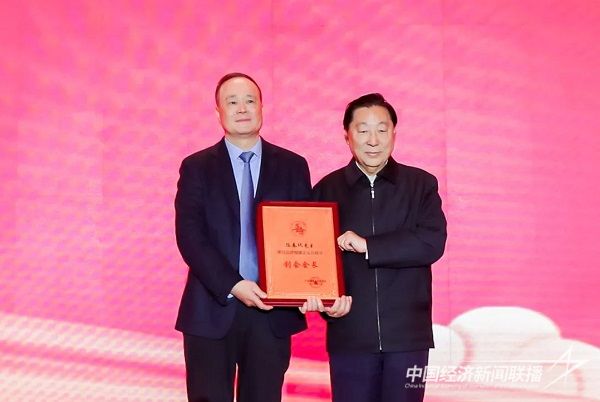 齊續(xù)春為陳春玖授牌.jpg?v=1704718177