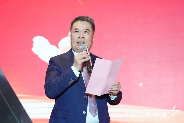 趙學(xué)剛副局長為鄭武執(zhí)行會長頒授“5A級社會組織”牌匾2.jpg?v=1704724774