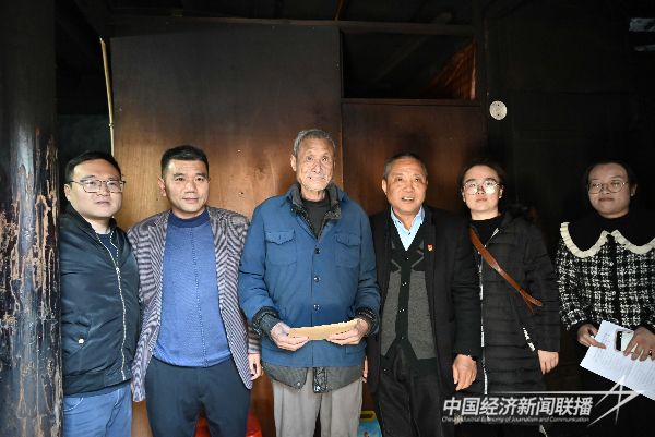 20240111  寧德時(shí)代慰問(wèn)部分困難殘疾（重?。┩艘圮娙思安糠掷щy“三屬”3.jpeg