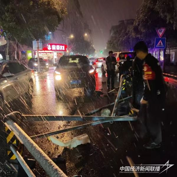 20240124  福安“雪警”保民生安全護(hù)道路暢通5.jpg?v=1706155927