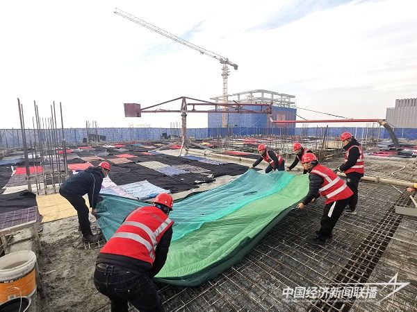 四川恒泰達(dá)盛建筑公司配合中鐵十八局北京公司在匯程國(guó)際中心項(xiàng)目鋪設(shè)阻燃性保溫材料保障冬季施工安全質(zhì)量（伍振 攝）.jpg?v=1706498308