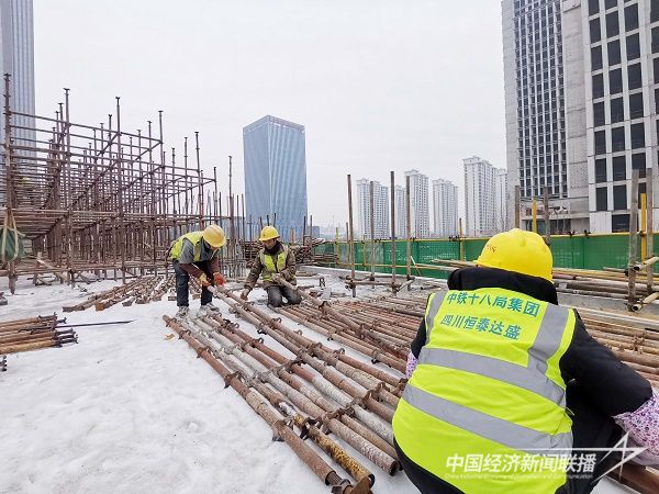 四川恒泰達(dá)盛建筑公司建設(shè)者配合中鐵十八局北京公司匯程國(guó)際中心項(xiàng)目部冒著嚴(yán)寒檢修腳手架橫桿（伍振 攝）.jpg?v=1706498308