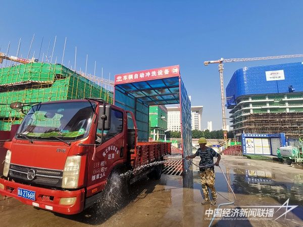 中鐵十八局集團(tuán)北京公司河北項(xiàng)目群建設(shè)者在正定匯程國(guó)際中心項(xiàng)目通過車輛自動(dòng)沖洗設(shè)備沖洗進(jìn)出工地車輛（伍振 攝）.jpg?v=1706498308
