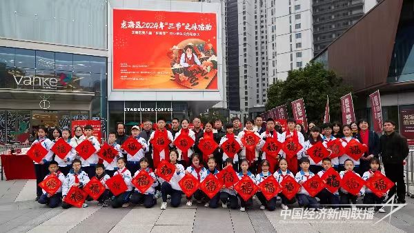 20240130  龍海區(qū)31名“小書(shū)法家”義務(wù)寫(xiě)春聯(lián)1.jpg?v=1706678015