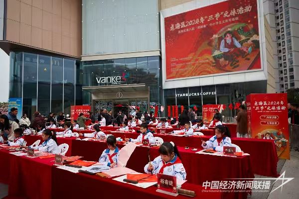 20240130  龍海區(qū)31名“小書(shū)法家”義務(wù)寫(xiě)春聯(lián)2.jpg?v=1706678015