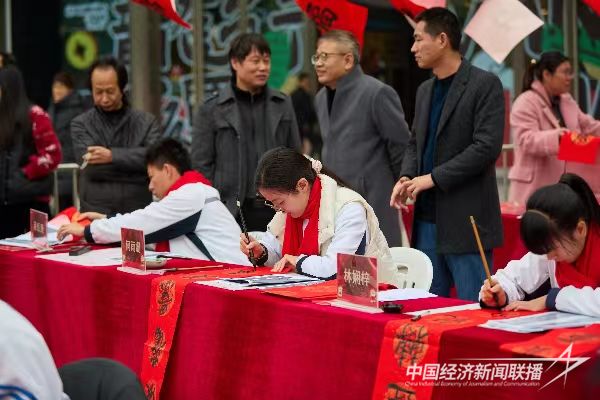 20240130  龍海區(qū)31名“小書(shū)法家”義務(wù)寫(xiě)春聯(lián)3.jpg?v=1706678015