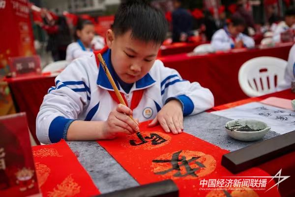 20240130  龍海區(qū)31名“小書(shū)法家”義務(wù)寫(xiě)春聯(lián)6.jpg?v=1706678015